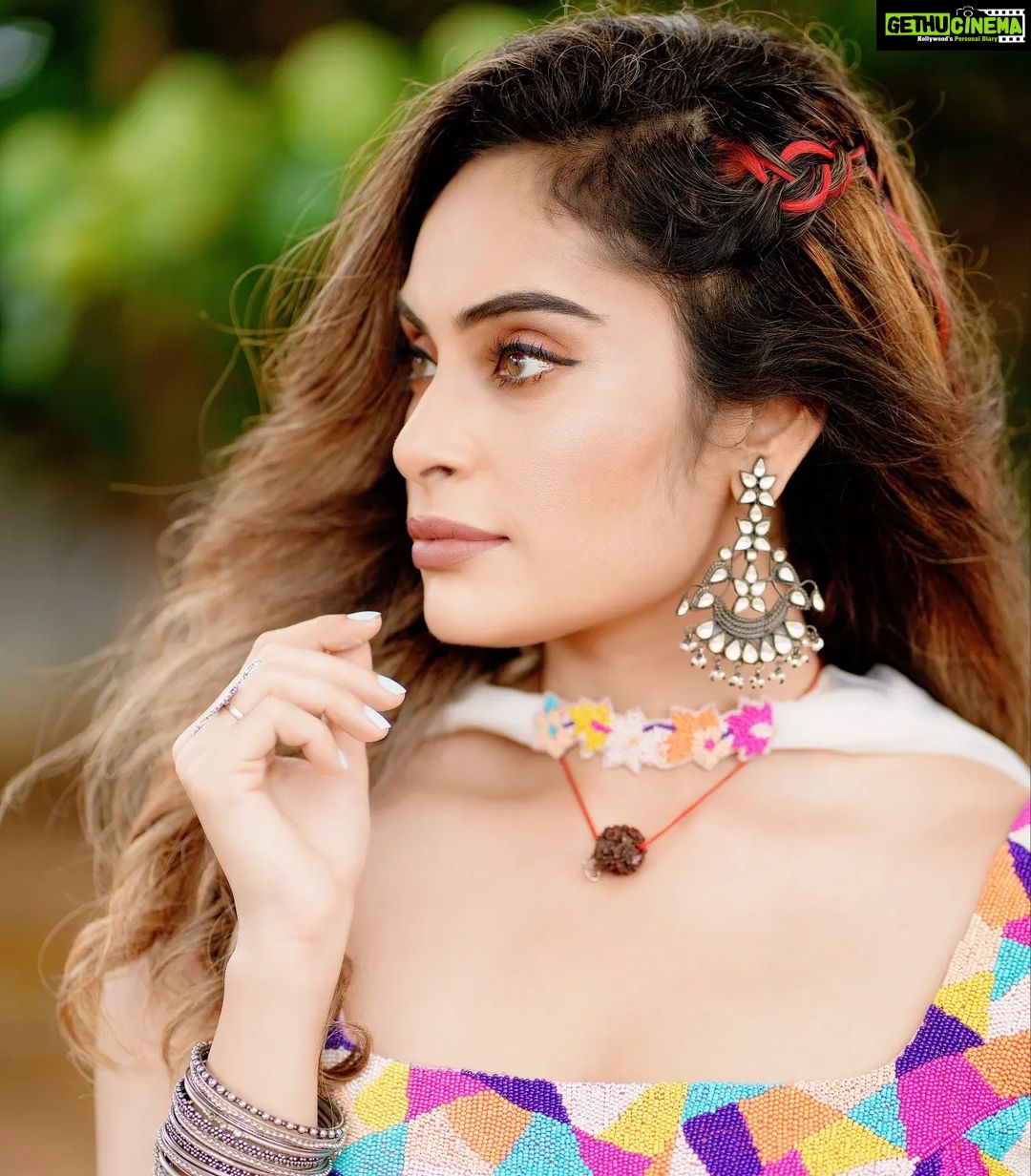 Shrutika Instagram - Costume @malarvikrambridalcouture Make up @chisellemakeupandhair Photography: @sinty_boy postwork: @shot_by_panneer Hair @vama_moirangthem Styling @shrutika_arjun #cookuwithcomalivijaytv #cookuwithcomali #cwc3 #love #thankful #happy #tamil #television #tamil #instagood #instalove #instagram #pictureoftheday #instapic #picoftheday #lovelypeople #vijaytelevision #vijaytv #cwcseason3