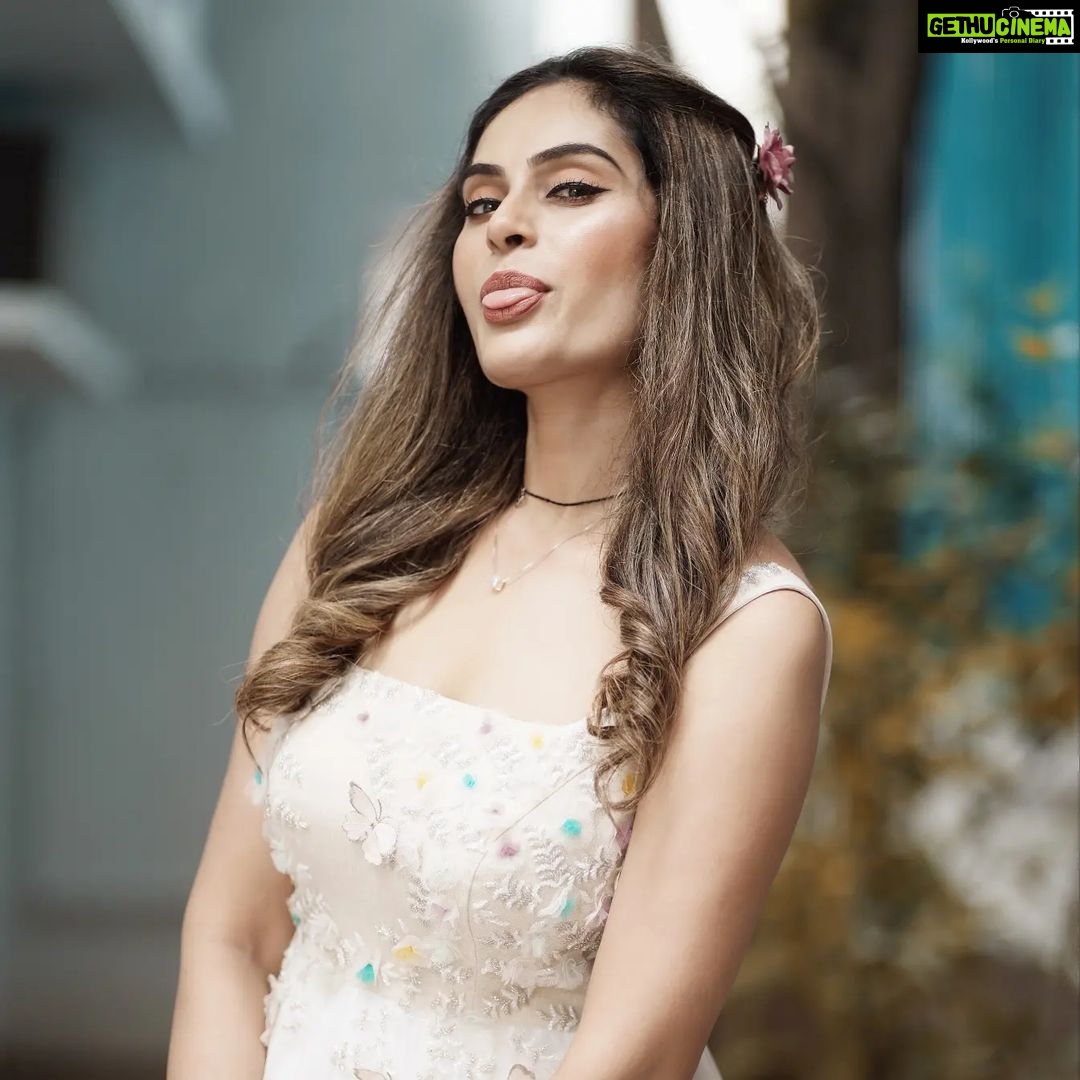 Shrutika Instagram - Costume: @malarvikrambridalcouture Photography: @sinty_boy postwork: @shot_by_panneer Make up : @chisellemakeupandhair Hair @vama_moirangthem Styling @shrutika_arjun #cookuwithcomalivijaytv #cookuwithcomali #cwc3 #love #thankful #happy #tamil #television #tamil #instagood #instalove #instagram #pictureoftheday #instapic #picoftheday #instagood #instagram #instafashion #instamood #instalove #mood #white #happy #positivity