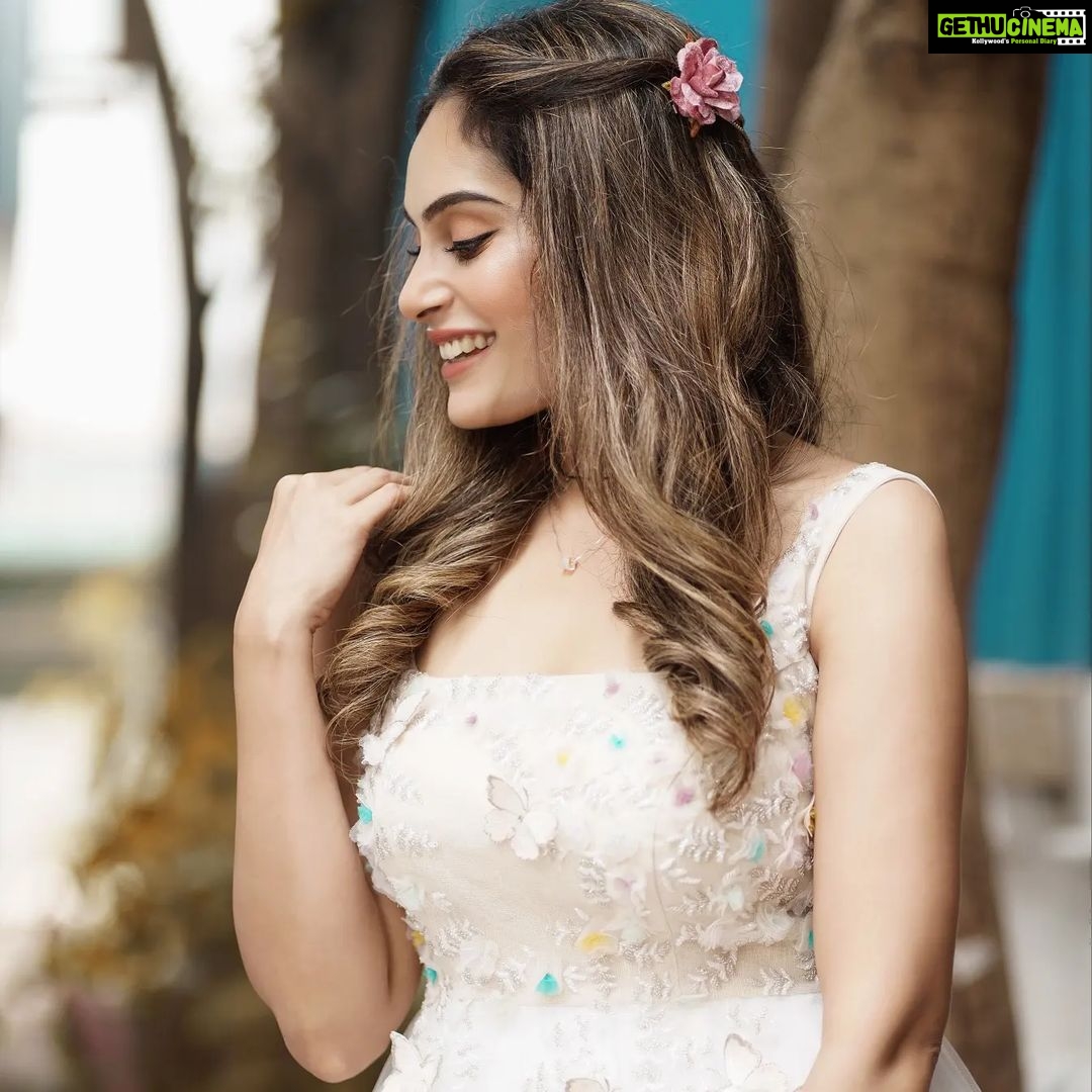 Shrutika Instagram - Costume: @malarvikrambridalcouture Photography: @sinty_boy postwork: @shot_by_panneer Make up : @chisellemakeupandhair Hair @vama_moirangthem Styling @shrutika_arjun #cookuwithcomalivijaytv #cookuwithcomali #cwc3 #love #thankful #happy #tamil #television #tamil #instagood #instalove #instagram #pictureoftheday #instapic #picoftheday #instagood #instagram #instafashion #instamood #instalove #mood #white #happy #positivity