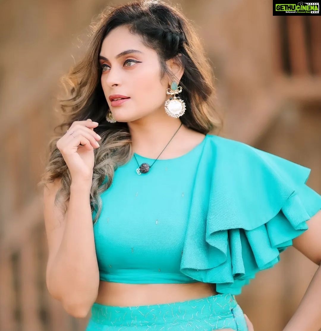 Shrutika Instagram - Costume @malarvikrambridalcouture Photography @dhanush__photography Make up and Styling @shrutika_arjun ( yas me)š #shooting #shootmode #work #happy #pose #seablue #pic #picture #love #instagood #instagram #instadaily #insta