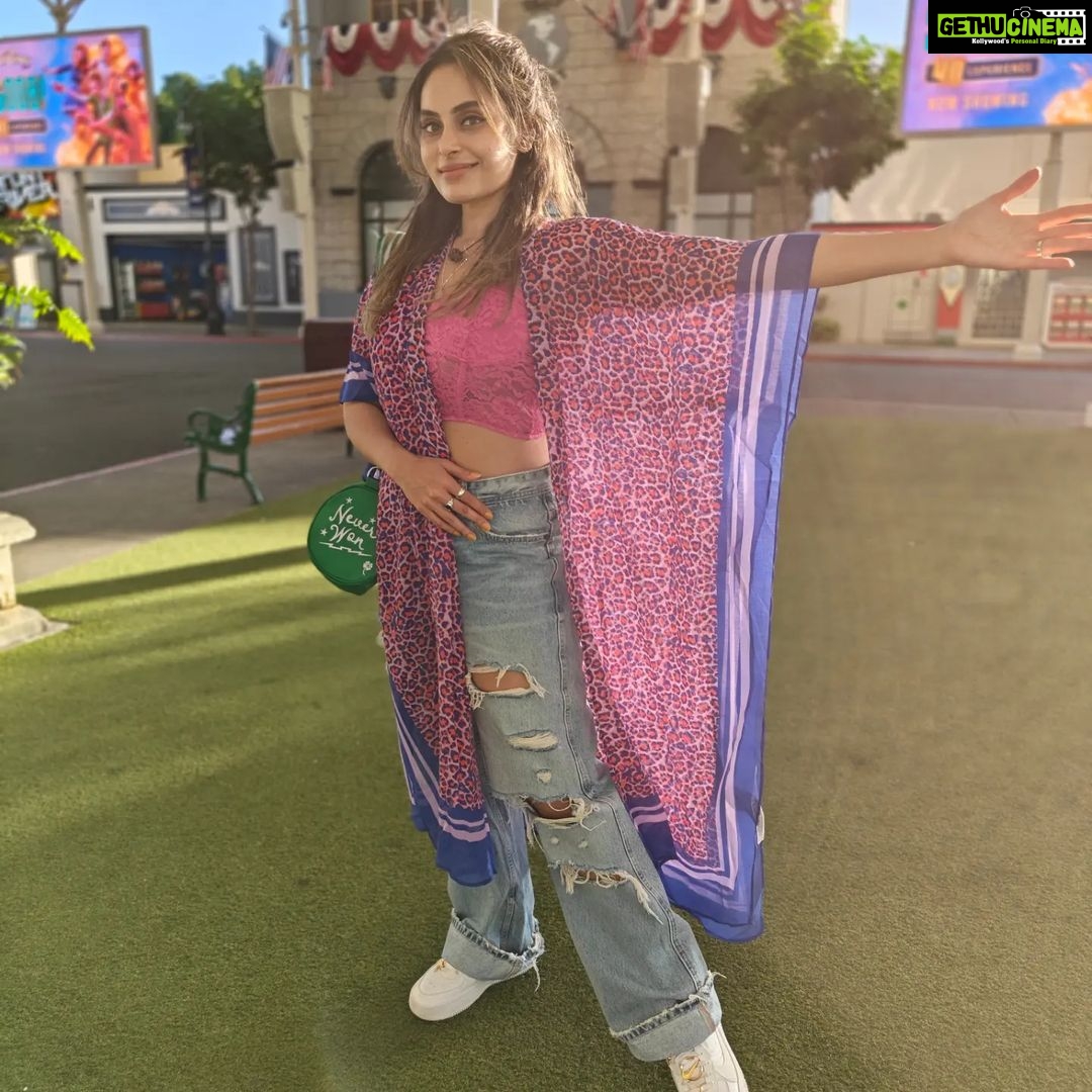 Shrutika Instagram - Bulbu moment : last pic thought it was a pic was gtng ready to pose and it was a video..when I was rdy with the pose camera was off🙄 #movieworld #goldcoast #australia #aussie #dc #superman #catwoman #joker #harleyquinn #parade #wonderwoman #character #characters #disneycharacters #themepark #pink #love #excited #post #insta #instagood #instagram #instalike #vacaymode #vacay #vacation #vibe #goodvibes