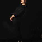 Shubhaavi Choksey Instagram - “Learn to bend. It’s better than breaking “ Leo Buscaglia 📸 @ananndsampat 💄 & 💇‍♀️ @sandybeauti 👗 @jaferalimunshi ❤️ @anjalivuduta @ankurghatge_ @greenlight__media 📍 @backstage_mumbai #perspective #thoughtoftheday #2022