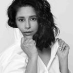 Shubhaavi Choksey Instagram - “Colour is descriptive, Black and White is interpretive “ Eliot Erwitt 📸 @ananndsampat 💄 & 💇‍♀️ @sandybeauti 👗 @jaferalimunshi ❤️ @anjalivuduta @ankurghatge_ @greenlight__media 📍 @backstage_mumbai #blackandwhitephotography #simple #me #2022