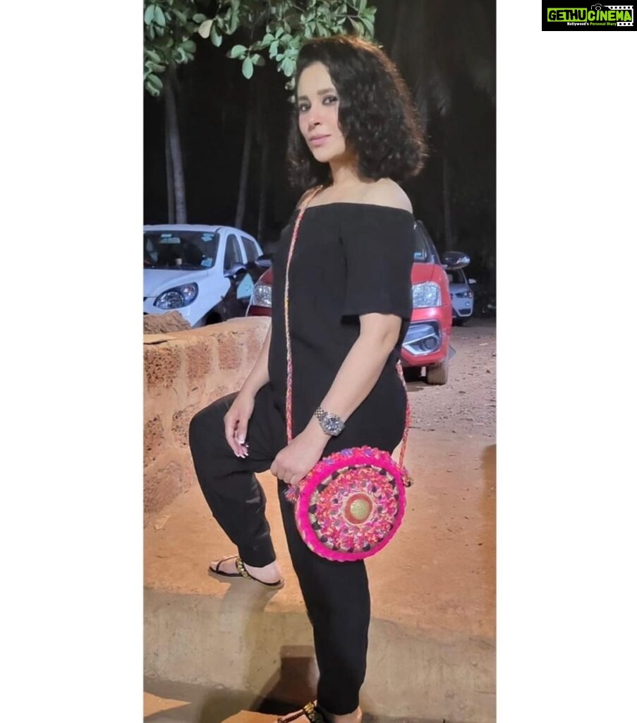 Shubhaavi Choksey Instagram - My bag is my style quotient and my glitter tatoo, my accessory… Footwear gifted by @swagsatrangi #goadiaries #glitterati #2022