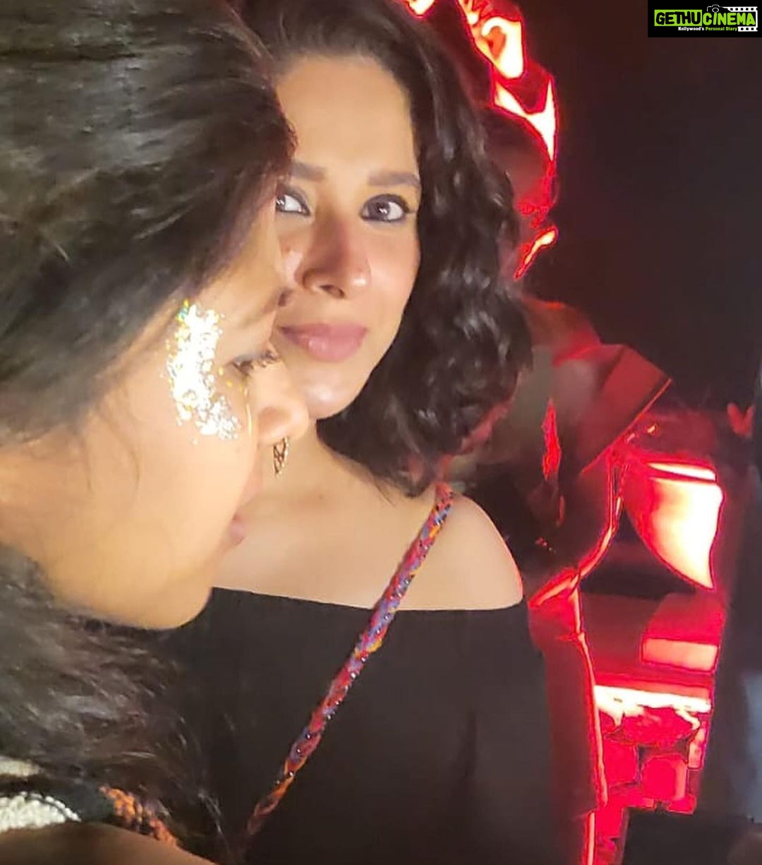 Shubhaavi Choksey Instagram - My bag is my style quotient and my glitter tatoo, my accessory… Footwear gifted by @swagsatrangi #goadiaries #glitterati #2022