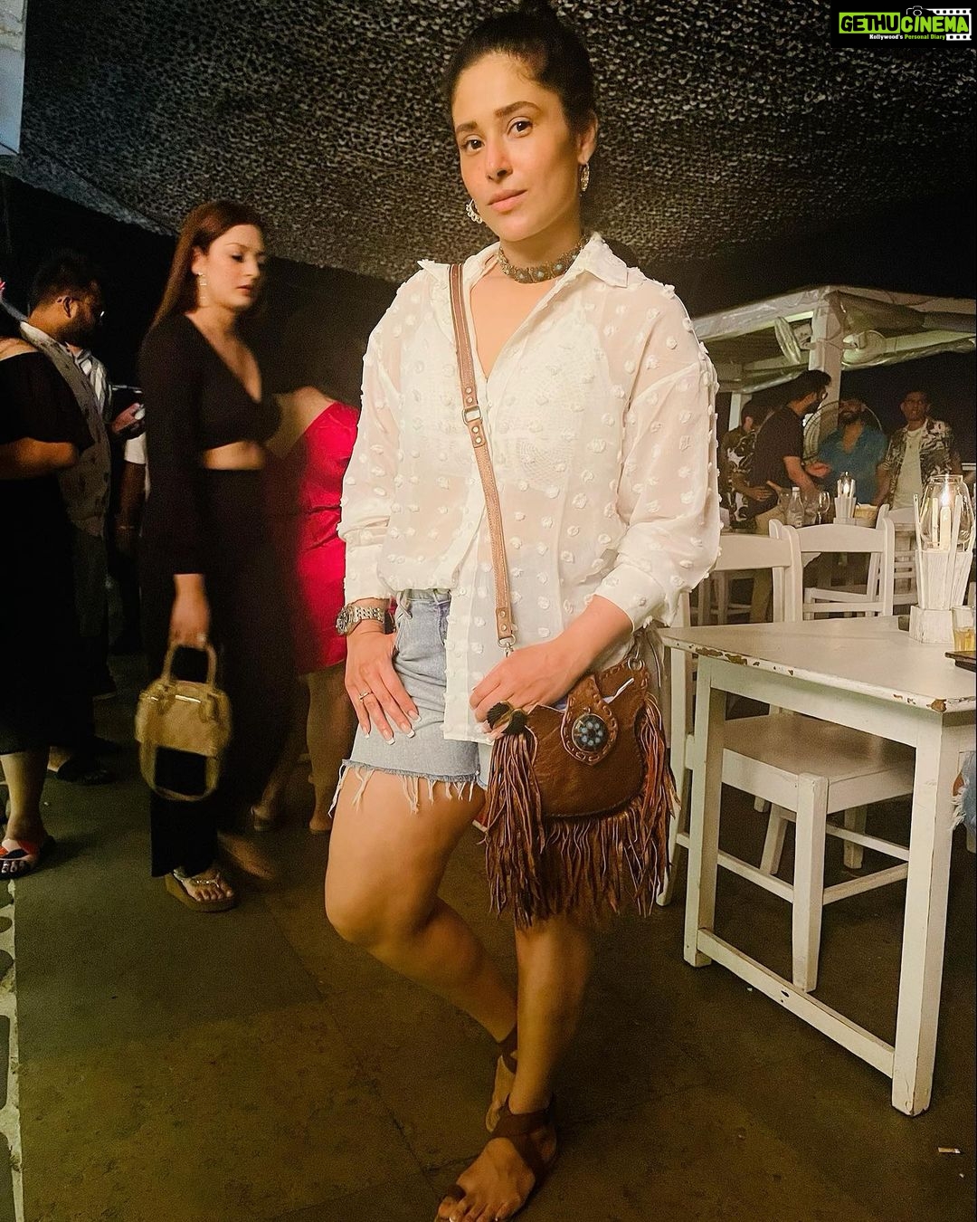 Shubhaavi Choksey Instagram - Amidst all the people , music and hustle bustle , here I stand all calm and serene …. #goadiaries #2022 #beyourself #loveyourself #discoveryourself #goa