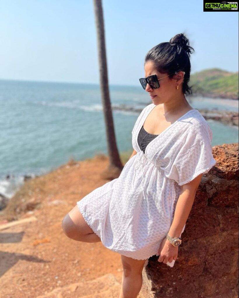 Shubhaavi Choksey Instagram - Can I ever be serious ???? I try not to laugh but it just happens 🤦🏻‍♀️ …. #goa #goadiaries #friends #2022