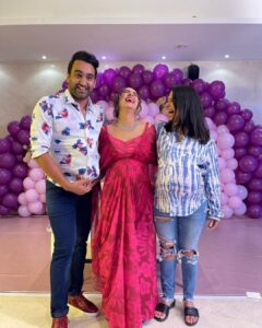 Shubhaavi Choksey Instagram - Poojo and Sandy are having a babyyyyyy 💃🏻💃🏻 God bless you all always @poojabanerjeee @sandeepsejwal #monkeyingaround #babyshower #nazarnalage #superhappy