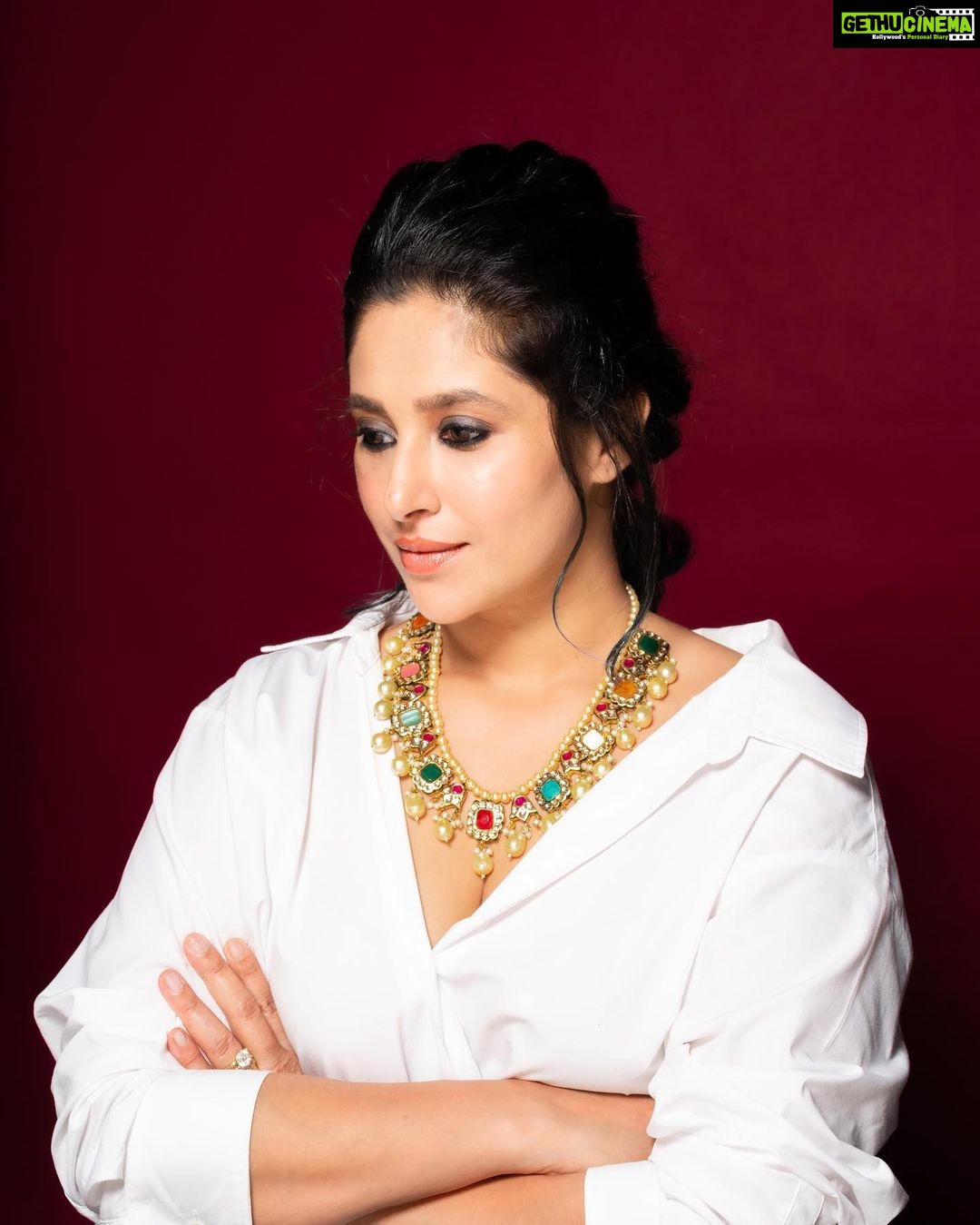 Shubhaavi Choksey Instagram - “ Learning how to be still , to really be still and let life happen - That stillness becomes radiance “ Morgan Freeman Photography by @shotbyrohitdey PR managed by @oceanmediapr #radiance #innerpeace #style #me #2023