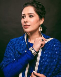 Shubhaavi Choksey Instagram - Dheere se sarakti hai raat , Uske aanchal ki tarah ; Uska chehra nazar aata hai , Jheel ke kisi kamal ki tarah …. Photographed by @shotbyrohitdey #photooftheday #shayari #mood #instagram #indianwear #2023