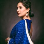 Shubhaavi Choksey Instagram - Dheere se sarakti hai raat , Uske aanchal ki tarah ; Uska chehra nazar aata hai , Jheel ke kisi kamal ki tarah …. Photographed by @shotbyrohitdey #photooftheday #shayari #mood #instagram #indianwear #2023