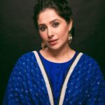 Shubhaavi Choksey Instagram - Dheere se sarakti hai raat , Uske aanchal ki tarah ; Uska chehra nazar aata hai , Jheel ke kisi kamal ki tarah …. Photographed by @shotbyrohitdey #photooftheday #shayari #mood #instagram #indianwear #2023