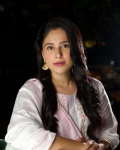 Shubhaavi Choksey Instagram - Simplicity is the key element of dressing up most of the times 🌸 Photographed by @shotbyrohitdey Jewellery by @totapari1 Outfit courtesy @myshka_fashion Makeup & Hair by @amuthevar Location courtesy by @younion_mumbai @zkalra PR managed by @oceanmediapr Jewellery Collab courtesy by @aaira_narula Outfit collab courtesy by @rimadidthat Styled by @rimadidthat & @shubhaavi #indian #fashion #ethnic #style #2023