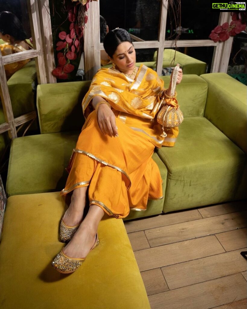 Shubhaavi Choksey Instagram - Whenever I wear yellow, I feel like there is sunlight in a closed room ☀️ Photographed by @shotbyrohitdey Jewellery by @totapari1 Outfit courtesy @myshka_fashion Makeup & Hair by @amuthevar Location courtesy by @younion_mumbai @zkalra PR managed by @oceanmediapr Jewellery Collab courtesy by @aaira_narula Outfit collab courtesy by @rimadidthat Styled by @rimadidthat & @shubhaavi #indian #fashion #ethnic #style #2022