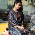 Shubhaavi Choksey Instagram - Woh bolte rahe , Hum sunte rahe, Jawaab aakhon mai tha, Woh lafzon mai dhundte rahe…. Photographed by @shotbyrohitdey Jewellery by @totapari1 Outfit courtesy @myshka_fashion Makeup & Hair by @amuthevar Location courtesy by @younion_mumbai @zkalra PR managed by @oceanmediapr Jewellery Collab courtesy by @aaira_narula Outfit collab courtesy by @rimadidthat Styled by @shubhaavi #indian #fashion #ethnic #style #2022