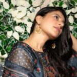 Shubhaavi Choksey Instagram - “Adhoori mulaqat ho toh phir se milne ka vaada hota hai “ Mastani Photographed by @shotbyrohitdey Jewellery by @totapari1 Outfit courtesy @myshka_fashion Makeup & Hair by @amuthevar Location courtesy by @younion_mumbai @zkalra PR managed by @oceanmediapr Jewellery Collab courtesy by @aaira_narula Outfit collab courtesy by @rimadidthat Styled by @shubhaavi #indian #fashion #ethnic #style #2022