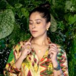 Shubhaavi Choksey Instagram - “Jewellery is that one little piece that can enhance your entire look “ Photographed by @shotbyrohitdey Jewellery by @totapari1 Outfit courtesy @theboozybutton Makeup & Hair by @amuthevar Location courtesy by @younion_mumbai @zkalra PR managed by @oceanmediapr Jewellery Collab courtesy by @aaira_narula Styled by @shubhaavi #fashion #style #jewellery #fashiongram #ınstagood #picoftheday #2022