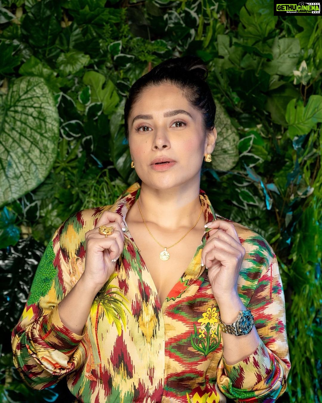 Shubhaavi Choksey Instagram - “Jewellery is that one little piece that can enhance your entire look “ Photographed by @shotbyrohitdey Jewellery by @totapari1 Outfit courtesy @theboozybutton Makeup & Hair by @amuthevar Location courtesy by @younion_mumbai @zkalra PR managed by @oceanmediapr Jewellery Collab courtesy by @aaira_narula Styled by @shubhaavi #fashion #style #jewellery #fashiongram #ınstagood #picoftheday #2022
