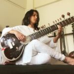 Shweta Basu Prasad Instagram - गणतंत्र दिवस और बसंत पंचमी, सरस्वती पूजा की हार्दिक शुभकामनाए 🇮🇳 May goddess Saraswati bless us all with art, music, knowledge and wisdom 🌸🌸 . #art #music #sitar #classicalmusic #republicday #shwetabasuprasad #saraswatipuja Mumbai, Maharashtra