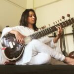 Shweta Basu Prasad Instagram - गणतंत्र दिवस और बसंत पंचमी, सरस्वती पूजा की हार्दिक शुभकामनाए 🇮🇳 May goddess Saraswati bless us all with art, music, knowledge and wisdom 🌸🌸 . #art #music #sitar #classicalmusic #republicday #shwetabasuprasad #saraswatipuja Mumbai, Maharashtra