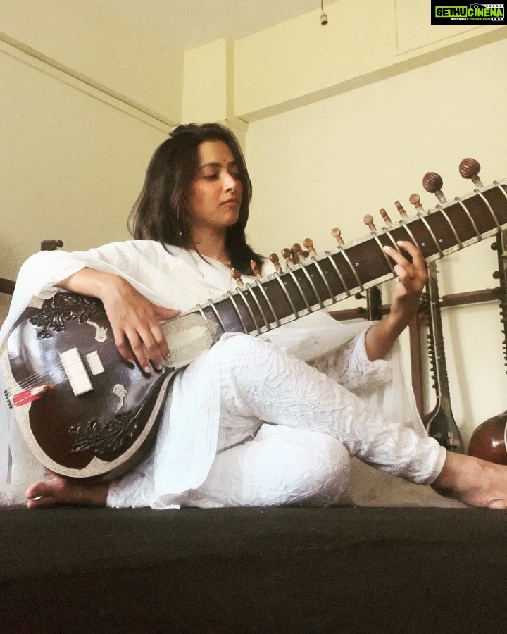Shweta Basu Prasad Instagram - गणतंत्र दिवस और बसंत पंचमी, सरस्वती पूजा की हार्दिक शुभकामनाए 🇮🇳 May goddess Saraswati bless us all with art, music, knowledge and wisdom 🌸🌸 . #art #music #sitar #classicalmusic #republicday #shwetabasuprasad #saraswatipuja Mumbai, Maharashtra