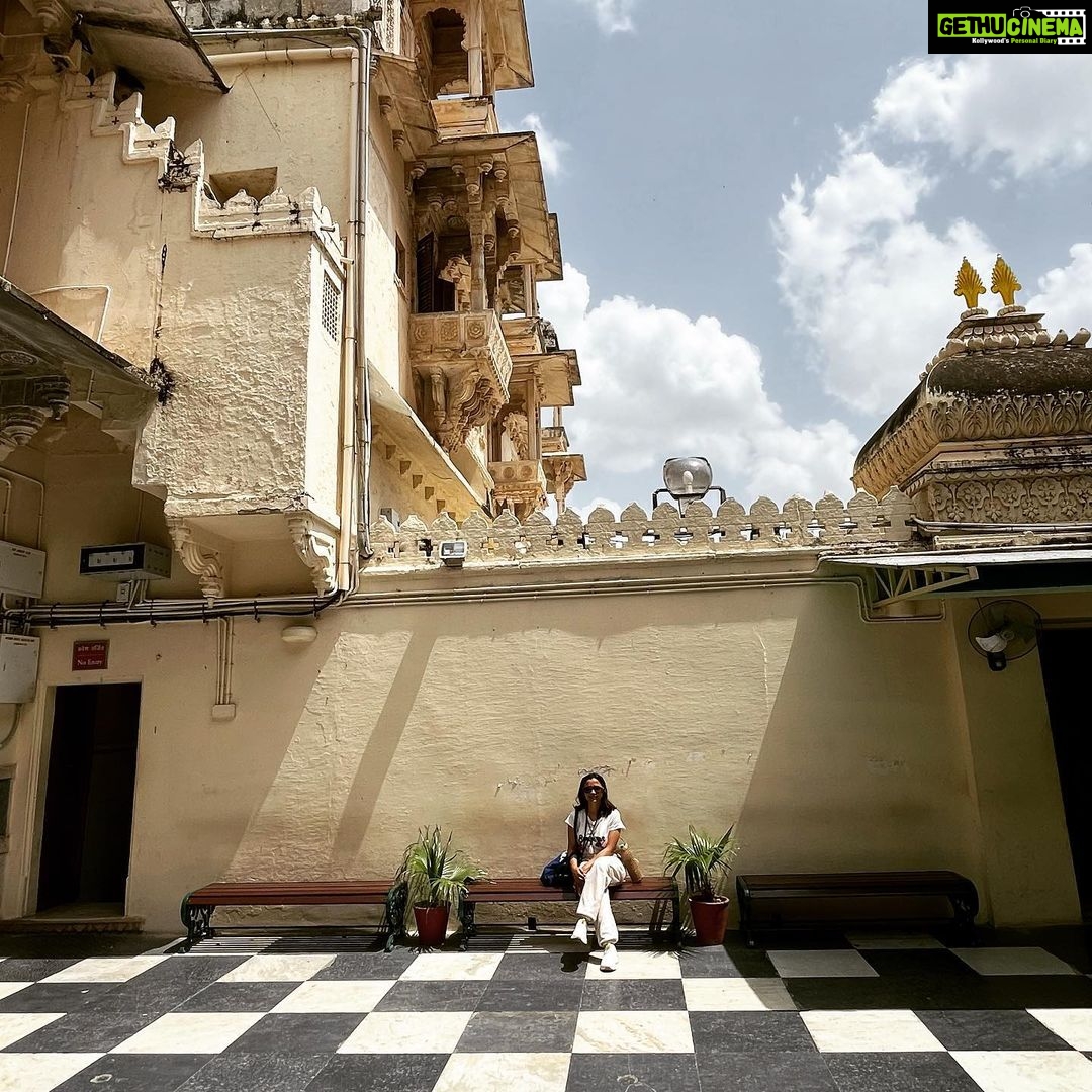 Shweta Basu Prasad Instagram - It was almost a day off from shoot, so I went to the gorgeous city palace museum. I love how architecture represents the time in which it was built in, and its cultural confluence. City palace is a beautiful melting pot of so many cultures that contribute to its art. . Cross beams, pillars and stunning carvings from Hindu temple architecture, cusped and scalloped domes which are Mughal and Persian influences. Floral tiles, colour schemes and settings from the Victorian era, Chandeliers and Buggy from Europe, painted tiles from China, coloured glasses from Belgium and so much more. Sigh! ❤️ . . Source: audio device at city palace and information at the museum. . #art #culture #museums #citypalaceudaipur #architecture #india #indianhistory The City Palace Museum, Udaipur