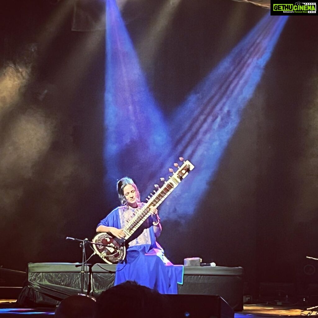Shweta Basu Prasad Instagram - I had heard, tonight I witnessed the magic of @anoushkashankarofficial The grooviest sitar performance ever! . To a packed house at Shanmukhanand Hall, this gorgeous artist performed from her album, renditions from her father’s teachings (laced with his voice) jamming with electronic and then another performance with clarinet, base, mridangam and drums accompanying her! 🔥 Thank you Anoushka for showing the world how versatile sitar can be. . She also performed her latest “in her name” to commemorate 10 years of Nirbhaya (it happened on 16th December 2012) Respect. . So inspiring, transcendental, divine. Pure magic! More power to you ❤️ . Inspired by fusion, I teamed my dida’s (maternal grandmother) saree with my t-shirt and sneakers 😁 . . . #anoushkashankar #sitar #music #shwetabasuprasad #jyotisinghpandey #inhername #nirbhaya Shanmukhananda Hall, Sion , Mumbai