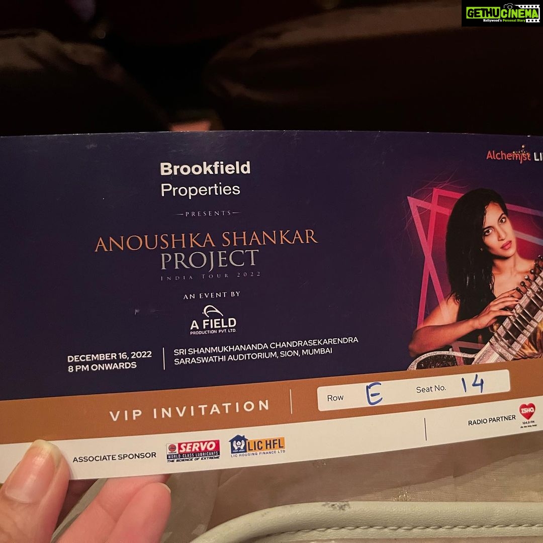 Shweta Basu Prasad Instagram - I had heard, tonight I witnessed the magic of @anoushkashankarofficial The grooviest sitar performance ever! . To a packed house at Shanmukhanand Hall, this gorgeous artist performed from her album, renditions from her father’s teachings (laced with his voice) jamming with electronic and then another performance with clarinet, base, mridangam and drums accompanying her! 🔥 Thank you Anoushka for showing the world how versatile sitar can be. . She also performed her latest “in her name” to commemorate 10 years of Nirbhaya (it happened on 16th December 2012) Respect. . So inspiring, transcendental, divine. Pure magic! More power to you ❤️ . Inspired by fusion, I teamed my dida’s (maternal grandmother) saree with my t-shirt and sneakers 😁 . . . #anoushkashankar #sitar #music #shwetabasuprasad #jyotisinghpandey #inhername #nirbhaya Shanmukhananda Hall, Sion , Mumbai