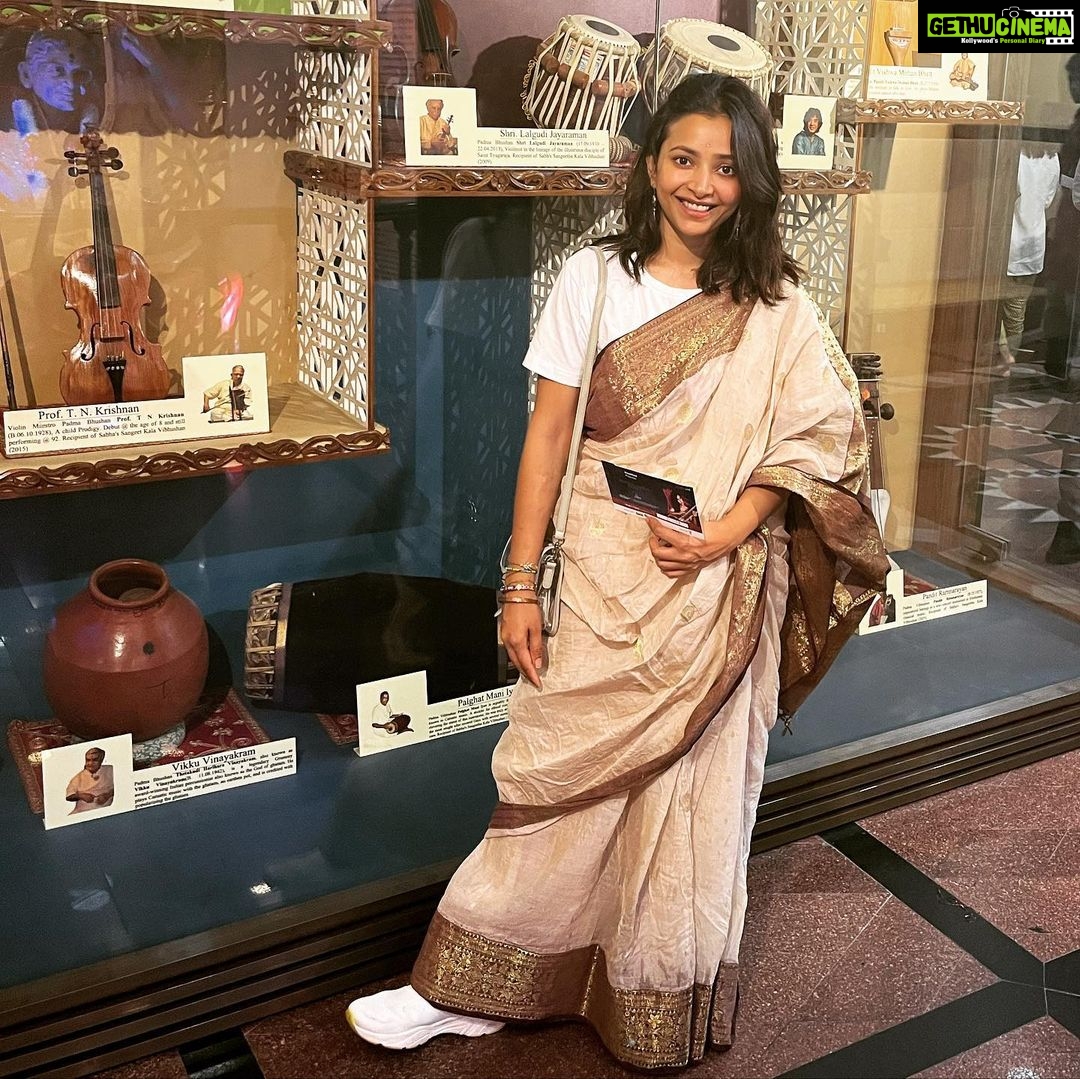 Shweta Basu Prasad Instagram - I had heard, tonight I witnessed the magic of @anoushkashankarofficial The grooviest sitar performance ever! . To a packed house at Shanmukhanand Hall, this gorgeous artist performed from her album, renditions from her father’s teachings (laced with his voice) jamming with electronic and then another performance with clarinet, base, mridangam and drums accompanying her! 🔥 Thank you Anoushka for showing the world how versatile sitar can be. . She also performed her latest “in her name” to commemorate 10 years of Nirbhaya (it happened on 16th December 2012) Respect. . So inspiring, transcendental, divine. Pure magic! More power to you ❤️ . Inspired by fusion, I teamed my dida’s (maternal grandmother) saree with my t-shirt and sneakers 😁 . . . #anoushkashankar #sitar #music #shwetabasuprasad #jyotisinghpandey #inhername #nirbhaya Shanmukhananda Hall, Sion , Mumbai