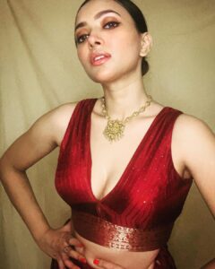 Shweta Basu Prasad Instagram - Alexa, play Bole Chudiya 🎶 
.
.
Diwali • 2022
.
#diwali #diwali2022