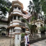 Shweta Basu Prasad Instagram - It was a day off, so I went for an architectural heritage walk with @beyond_heritage . . #neoclassicalarchitecture #indosaracenicarchitecture #indogothicarchitecture #artdecoarchitecture #heritagebuildingsofmumbai Colaba Mumbai