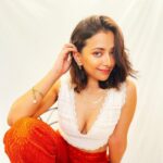 Shweta Basu Prasad Instagram - In love with @snastudios minimalist, light weight and absolutely stunning fashion jewellery. 📸 @itswolfienair . . . #collaboration #jewellery