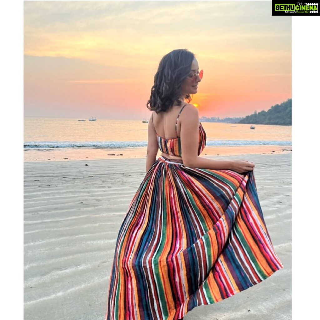 Shweta Basu Prasad Instagram - Beach waves. Beach and waves For INDIA LOCKDOWN premiere at 53rd IFFI Goa. Hair @preefafernandes Managed and photographed by @iamwolfienair Wardrobe: personal . . . #indialockdown #53iffigoa #iffi #iffigoa #shwetabasuprasad Cidade de Goa - IHCL SeleQtions