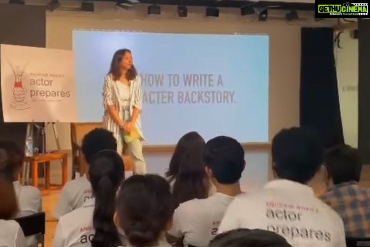 Shweta Basu Prasad Instagram - Although a student of acting and cinema myself, I conducted a lecture for the diploma students of acting @actorprepares purely based on my first hand experiences as an actor. . The students were so attentive, curious and interactive. I wish my best to all the actors ❤️ . . #actors #actor #acting #cinema #shwetabasuprasad #actorprepares #natyashastra Mumbai, Maharashtra