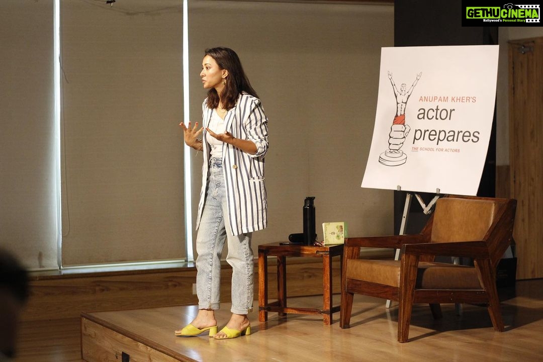 Shweta Basu Prasad Instagram - Although a student of acting and cinema myself, I conducted a lecture for the diploma students of acting @actorprepares purely based on my first hand experiences as an actor. . The students were so attentive, curious and interactive. I wish my best to all the actors ❤️ . . #actors #actor #acting #cinema #shwetabasuprasad #actorprepares #natyashastra Mumbai, Maharashtra