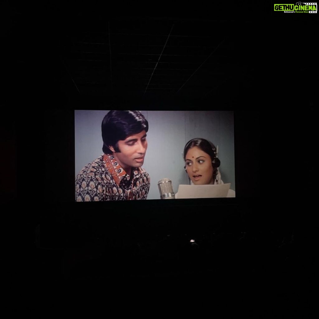 Shweta Basu Prasad Instagram - BIG B, BIG SCREEN! . Happy birthday Amitabh Bachchan sahab! Thank you for the movies ❤️ . Thank you @pvrcinemas_official and @filmheritagefoundation for this fantastic line up. It was a rare and an extremely special experience for cinema enthusiasts to sit with other cinema enthusiasts and AB fans watching, cheering, whistling, dancing to these iconic movies. . Also… I was named after his daughter :) . #amitabhbachchan #happybirthdayamitabhbachchan #filmheritagefoundation #bachchanbacktothebeginning #amitabhbachchan80 . #jayabhaduri #mili #hrishikeshmukherjee #sdburman #kishorekumar #mdrafi #latamangeshkar #salimjaved #yashchopra #deewar CINEMA