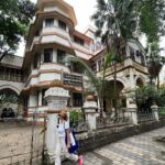 Shweta Basu Prasad Instagram - It was a day off, so I went for an architectural heritage walk with @beyond_heritage . . #neoclassicalarchitecture #indosaracenicarchitecture #indogothicarchitecture #artdecoarchitecture #heritagebuildingsofmumbai Colaba Mumbai