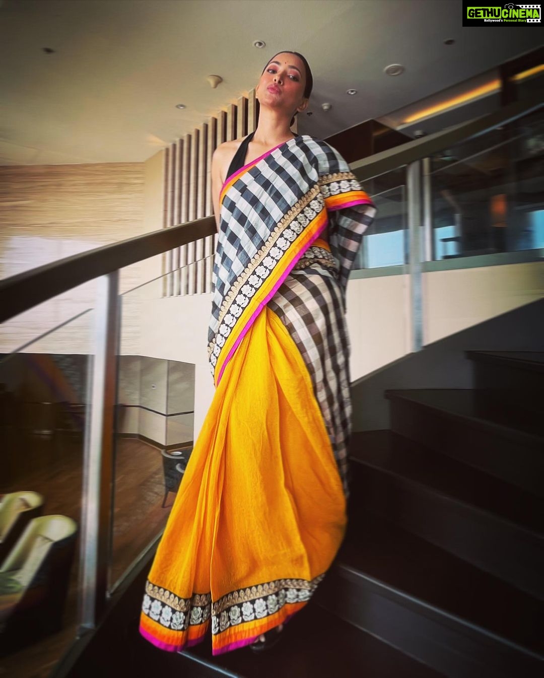 Shweta Basu Prasad Instagram - Mood: Taal Keherva. Dha Ge Naa Ti | Na Ke Dhi Naa . Promotion for #gunehgaar Hair: @khan_do_makeup Make up: ππ»ββοΈ Wardrobe: personal . Directed by @akvarious With @gajrajrao @sumeetvyas For @zeetheatre Streaming from 24th September!! #shwetabasuprasad JW Marriott Mumbai Sahar