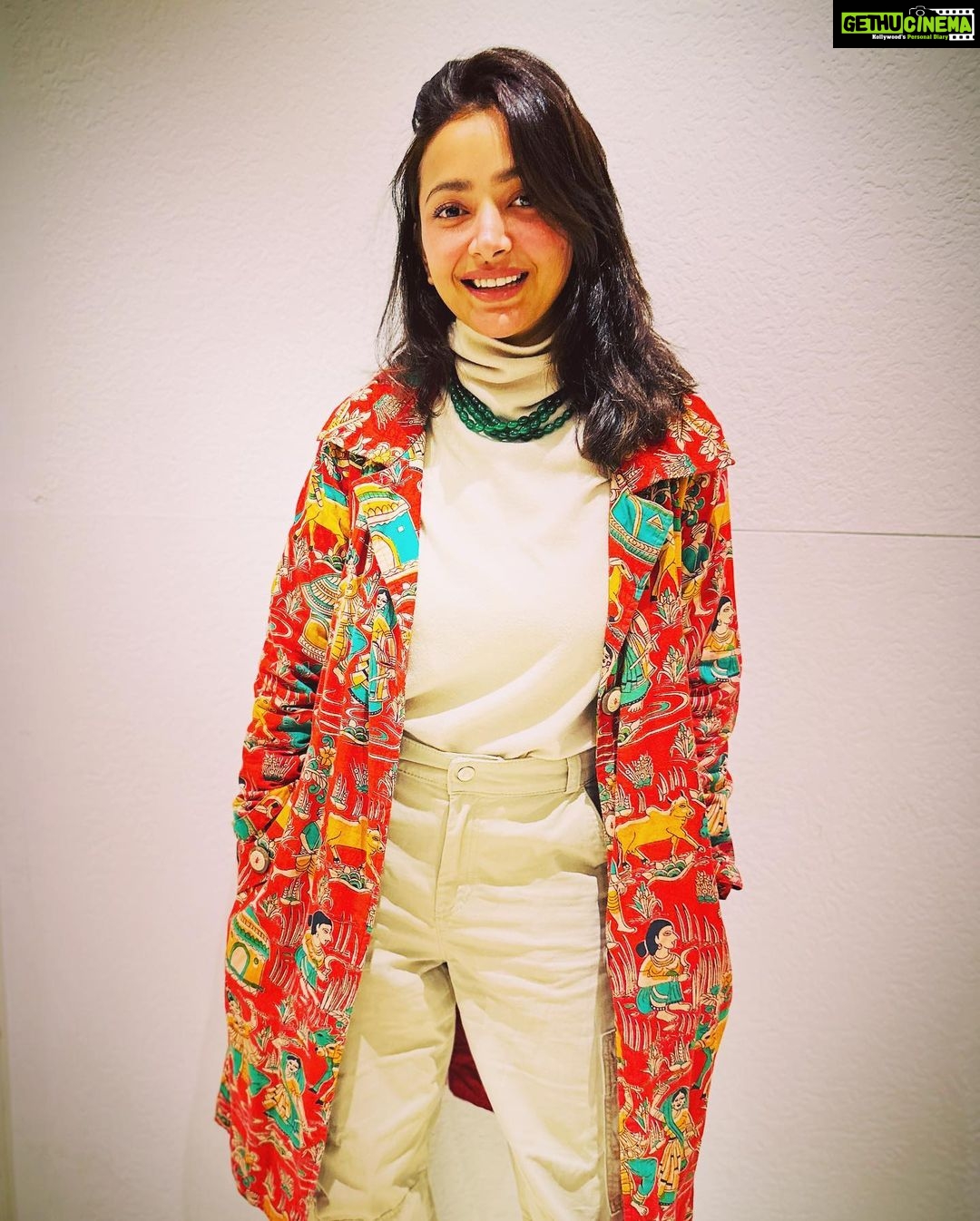 Shweta Basu Prasad Instagram - At #indialockdown ‘s special screening in Aurangabad at the Ajanta Ellora international film festival @aeiffest . The screens were packed with audience even after one and half month of its OTT release, felt super special ❤️ . Relatively a younger film festival, but a really good line up of films. बोहोत ख़ुशी हुई ये देख कर कि औरंगाबाद में film school और film city है। film appreciation के courses encourage किये जा रहे है and I congratulate the film festival, prestigious jury members, committee and all the volunteers for their commitment towards cinema. . मुझे लगता है India के हर शहर, हर town में फ़िल्म समारोह या film festivals होने चाहिए. दुनिया भर कि फ़िल्म्स, पूरे देश से films, different thoughts, languages, culture, हर तरह कि कहानियाँ और किरदार दिखाने चाहिए #cinema #cinemaenthusiasts #aunrangabad #aiff #ajantaellorafilmfestival #filmfestival #shwetabasuprasad . Photo courtesy @imbhandarkar Aurangabad, Maharashtra