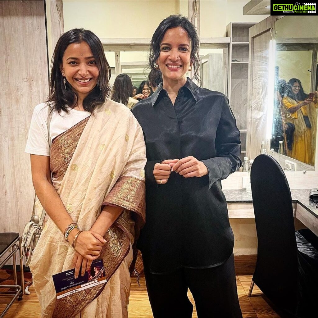 Shweta Basu Prasad Instagram - I had heard, tonight I witnessed the magic of @anoushkashankarofficial The grooviest sitar performance ever! . To a packed house at Shanmukhanand Hall, this gorgeous artist performed from her album, renditions from her father’s teachings (laced with his voice) jamming with electronic and then another performance with clarinet, base, mridangam and drums accompanying her! 🔥 Thank you Anoushka for showing the world how versatile sitar can be. . She also performed her latest “in her name” to commemorate 10 years of Nirbhaya (it happened on 16th December 2012) Respect. . So inspiring, transcendental, divine. Pure magic! More power to you ❤️ . Inspired by fusion, I teamed my dida’s (maternal grandmother) saree with my t-shirt and sneakers 😁 . . . #anoushkashankar #sitar #music #shwetabasuprasad #jyotisinghpandey #inhername #nirbhaya Shanmukhananda Hall, Sion , Mumbai