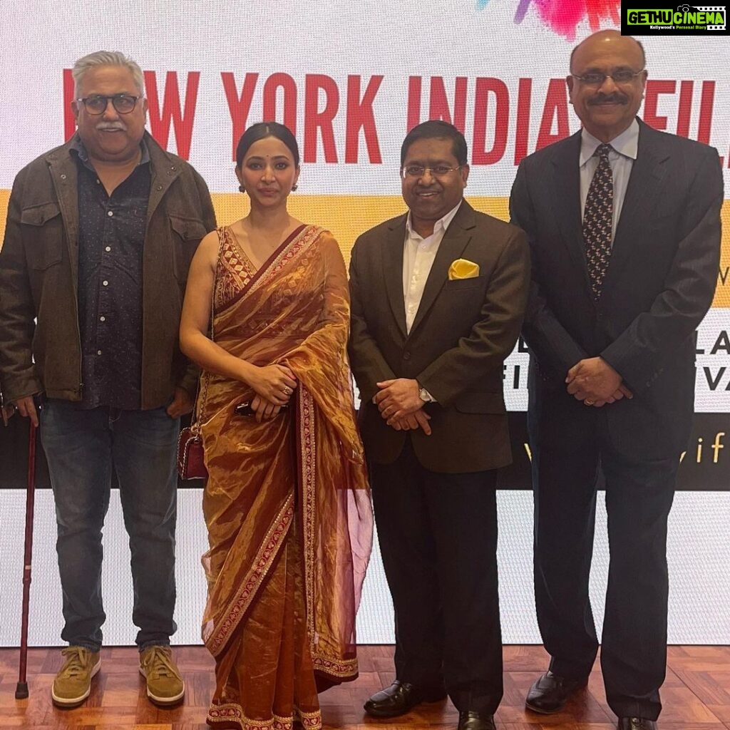 Shweta Basu Prasad Instagram - At 11, I had attended my first press conference as an actor. Today at 32, I attended my first press conference as a filmmaker. . Press conference for New York Indian Film Festival at the Consulate General of India, New York by Indo-American arts council. So wonderful to meet the Indian community here and interact with all the filmmakers of Indian diaspora. . Images: 1. 5th Avenue 2. Consulate general of India 3. With @nyindianfilmfest director Mr. Aseem Chhabra, counsel general Mr. Randhir Jaiswal and vice chairman @iaac.us Mr. Rakesh Kaul 4. Festival line up poster 5. @retakeshortfilm 6. Press conference 7 & 8 🌈 . (Wardrobe personal) Saree @sabyasachiofficial Bag @ritukumarhq . 📍Consulate General of India, Manhattan . #retakeshortfilm #newyork #newyorkindianfilmfestival Manhattan, New York