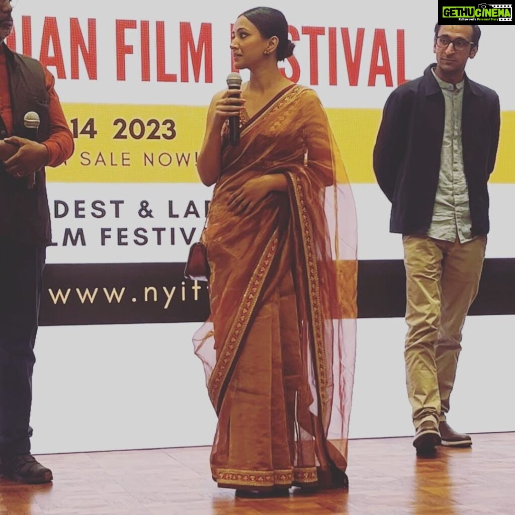 Shweta Basu Prasad Instagram - At 11, I had attended my first press conference as an actor. Today at 32, I attended my first press conference as a filmmaker. . Press conference for New York Indian Film Festival at the Consulate General of India, New York by Indo-American arts council. So wonderful to meet the Indian community here and interact with all the filmmakers of Indian diaspora. . Images: 1. 5th Avenue 2. Consulate general of India 3. With @nyindianfilmfest director Mr. Aseem Chhabra, counsel general Mr. Randhir Jaiswal and vice chairman @iaac.us Mr. Rakesh Kaul 4. Festival line up poster 5. @retakeshortfilm 6. Press conference 7 & 8 🌈 . (Wardrobe personal) Saree @sabyasachiofficial Bag @ritukumarhq . 📍Consulate General of India, Manhattan . #retakeshortfilm #newyork #newyorkindianfilmfestival Manhattan, New York