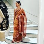 Shweta Basu Prasad Instagram - At 11, I had attended my first press conference as an actor. Today at 32, I attended my first press conference as a filmmaker. . Press conference for New York Indian Film Festival at the Consulate General of India, New York by Indo-American arts council. So wonderful to meet the Indian community here and interact with all the filmmakers of Indian diaspora. . Images: 1. 5th Avenue 2. Consulate general of India 3. With @nyindianfilmfest director Mr. Aseem Chhabra, counsel general Mr. Randhir Jaiswal and vice chairman @iaac.us Mr. Rakesh Kaul 4. Festival line up poster 5. @retakeshortfilm 6. Press conference 7 & 8 🌈 . (Wardrobe personal) Saree @sabyasachiofficial Bag @ritukumarhq . 📍Consulate General of India, Manhattan . #retakeshortfilm #newyork #newyorkindianfilmfestival Manhattan, New York