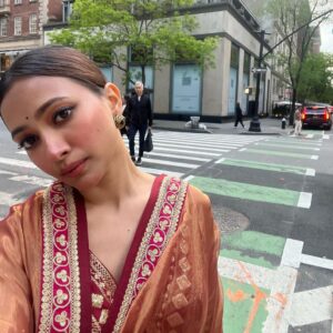 Shweta Basu Prasad Instagram - At 11, I had attended my first press conference as an actor. Today at 32, I attended my first press conference as a filmmaker. . Press conference for New York Indian Film Festival at the Consulate General of India, New York by Indo-American arts council. So wonderful to meet the Indian community here and interact with all the filmmakers of Indian diaspora. . Images: 1. 5th Avenue 2. Consulate general of India 3. With @nyindianfilmfest director Mr. Aseem Chhabra, counsel general Mr. Randhir Jaiswal and vice chairman @iaac.us Mr. Rakesh Kaul 4. Festival line up poster 5. @retakeshortfilm 6. Press conference 7 & 8 🌈 . (Wardrobe personal) Saree @sabyasachiofficial Bag @ritukumarhq . 📍Consulate General of India, Manhattan . #retakeshortfilm #newyork #newyorkindianfilmfestival Manhattan, New York