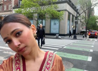 Shweta Basu Prasad Instagram - At 11, I had attended my first press conference as an actor. Today at 32, I attended my first press conference as a filmmaker. . Press conference for New York Indian Film Festival at the Consulate General of India, New York by Indo-American arts council. So wonderful to meet the Indian community here and interact with all the filmmakers of Indian diaspora. . Images: 1. 5th Avenue 2. Consulate general of India 3. With @nyindianfilmfest director Mr. Aseem Chhabra, counsel general Mr. Randhir Jaiswal and vice chairman @iaac.us Mr. Rakesh Kaul 4. Festival line up poster 5. @retakeshortfilm 6. Press conference 7 & 8 🌈 . (Wardrobe personal) Saree @sabyasachiofficial Bag @ritukumarhq . 📍Consulate General of India, Manhattan . #retakeshortfilm #newyork #newyorkindianfilmfestival Manhattan, New York