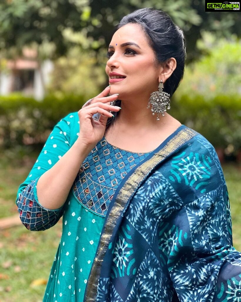 Shweta Menon Instagram - #shwethamenon Stylist : @tharunya_vk Wardrobe: @byhand.in Accessories: @accessorize_with_ruhnaal Nails by : @_nail_on_sale_ MUA : @sijanmakeupartist