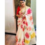 Shweta Menon Instagram – Being traditional is being classy …❤️
Beautiful handprinted saree from @turmerikofficial paired with handcrafted blouse from @raimes_designerboutique 
Accessories: @seeruscollections 
MUA : @avinash_s_chetia 
#stylingdiaries #shwethamenon #drapetales #saree