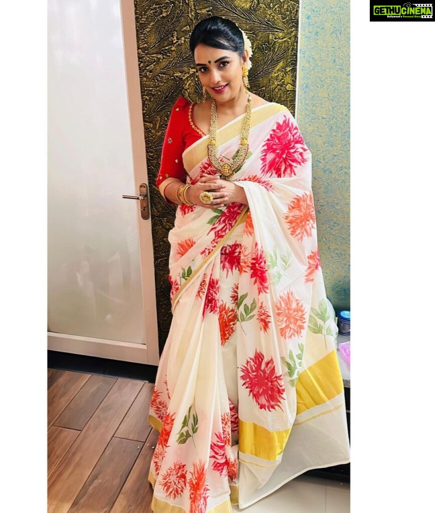 Shweta Menon Instagram - Being traditional is being classy …❤️ Beautiful handprinted saree from @turmerikofficial paired with handcrafted blouse from @raimes_designerboutique Accessories: @seeruscollections MUA : @avinash_s_chetia #stylingdiaries #shwethamenon #drapetales #saree