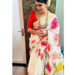 Shweta Menon Instagram – Being traditional is being classy …❤️
Beautiful handprinted saree from @turmerikofficial paired with handcrafted blouse from @raimes_designerboutique 
Accessories: @seeruscollections 
MUA : @avinash_s_chetia 
#stylingdiaries #shwethamenon #drapetales #saree