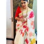 Shweta Menon Instagram – Being traditional is being classy …❤️
Beautiful handprinted saree from @turmerikofficial paired with handcrafted blouse from @raimes_designerboutique 
Accessories: @seeruscollections 
MUA : @avinash_s_chetia 
#stylingdiaries #shwethamenon #drapetales #saree